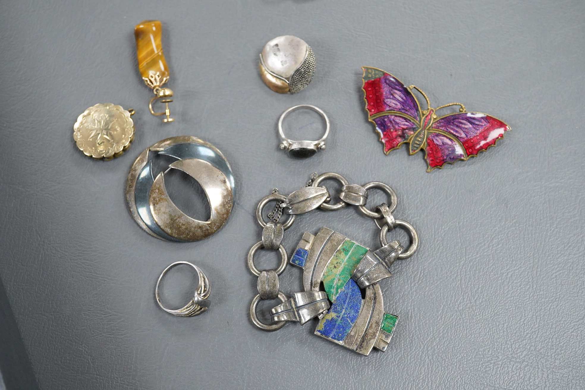 A single strand lapis lazuli and cultured pearl bead necklace, with 375 clasp, 52cm, together with other mixed jewellery etc. including A Mexican sterling bracelet and brooch, enamelled base metal butterfly brooch, a pai